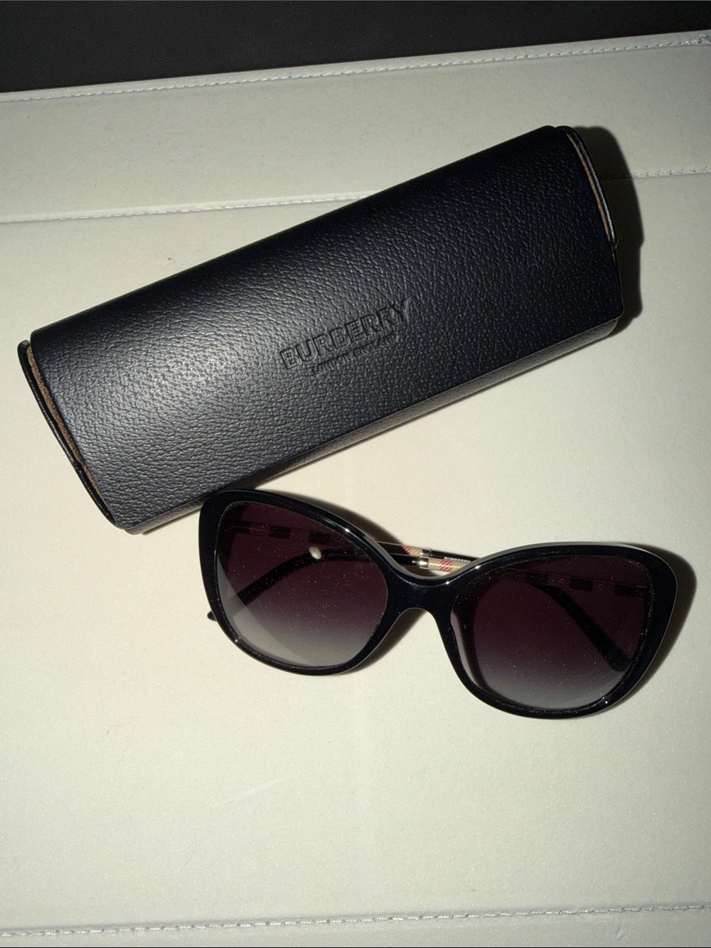 Burberry Black Cat-Eye Sunglasses with Gradient Lenses